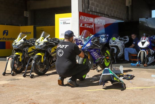 As equipes trabalharam durante toda a quinta-feira para deixar as máquinas prontas para os treinos desta sexta-feira. Foto: Divulgação