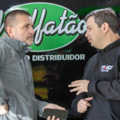 David Muffato discute detalhes para a etapa de Cascavel com o chefe de equipe Tiago Meneghel - Foto: Vanderley Soares
