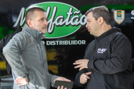 David Muffato discute detalhes para a etapa de Cascavel com o chefe de equipe Tiago Meneghel - Foto: Vanderley Soares