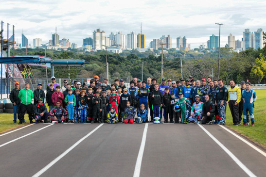 Descubra os detalhes da 4ª etapa do Campeonato Metropolitano de kart em Cascavel, incluindo pilotos de diversos estados e países - Foto: Tiago Guedes/Divulgação