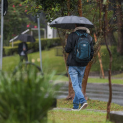Paraná registra raios e granizo: chuva diminui na sexta, mas ganha força no fim de semana