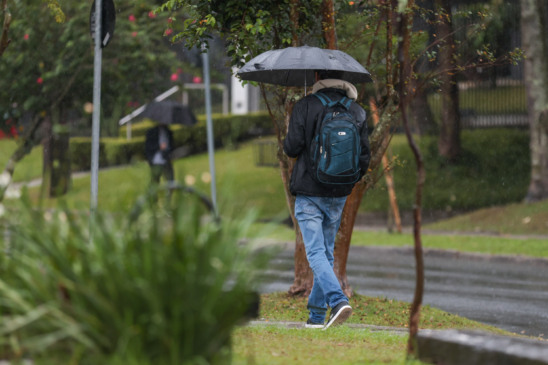 Paraná registra raios e granizo: chuva diminui na sexta, mas ganha força no fim de semana