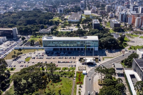 Moro lidera disputa com 38%; Martins é segundo