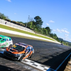 Descubra os principais momentos das corridas no Autódromo de Tarumã e tudo sobre os automóveis do Campeonato Marcas Brasil Racing - Foto: Divulgação