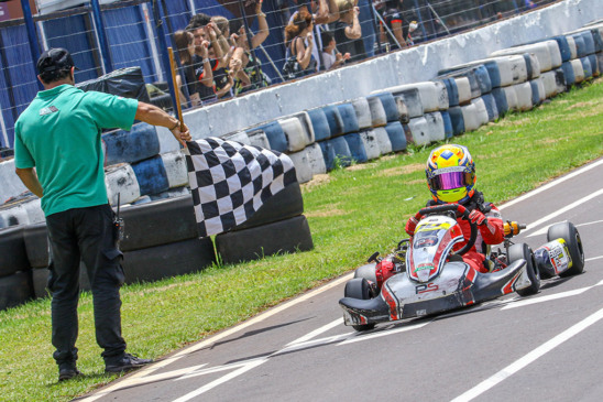 Pietro Sorbrara está invicto com três vitórias consecutivas e está com a mão na taça de campeão da categoria Cadete
Crédito: Vanderley Soares 

