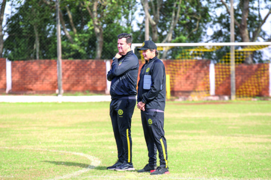 Cesar Bueno e Zé Luis seguem no trabalho frente ao elenco do FC Cascavel. Foto: Assessoria