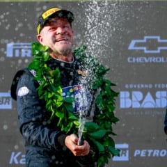 Rubens Barrichello comemora a conquista do título de campeão brasileiro na Nascar Brasil com cinco vitórias na temporada. Foto: Divulgação