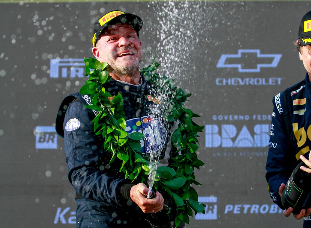 Rubens Barrichello comemora a conquista do título de campeão brasileiro na Nascar Brasil com cinco vitórias na temporada. Foto: Divulgação