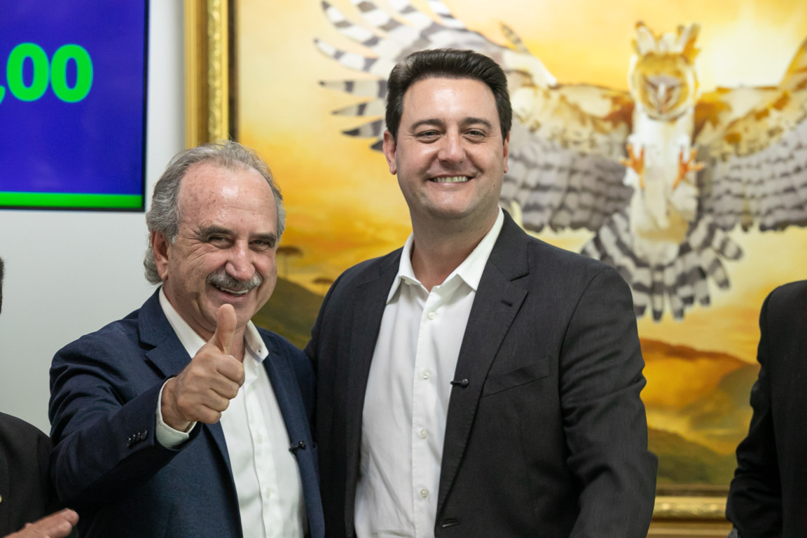 O governador Carlos Massa Ratinho Junior realiza a assinatura do programa Asfalto Novo Vida Nova para o município de Cascavel. Foto: Roberto Dziura Jr./AEN