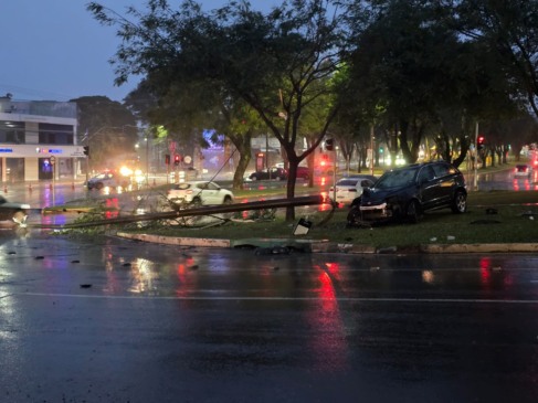 Cascavel: acidente de trânsito deixa mulher presa. Saiba mais sobre a colisão e a situação da motorista sem CNH - Foto: Polícia Militar
