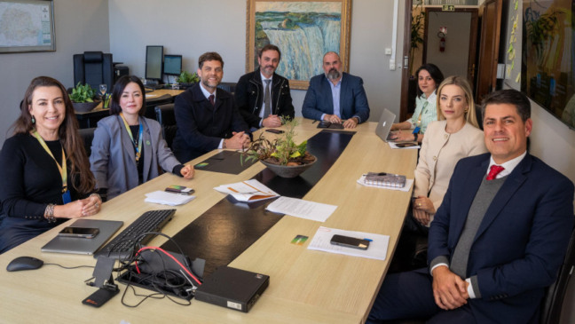 Reunião para a assinatura do convênio aconteceu nesta quarta-feira (13).
Créditos: Rafael Bertelli/Mandato Goura