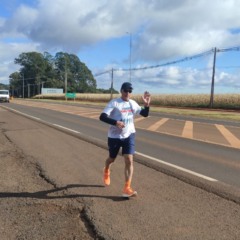Maratonista avança pela BR-277 com o objetivo de completar 500 km entre Cascavel e Curitiba até o fim do mês. Foto: Divulgação