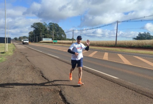 Maratonista avança pela BR-277 com o objetivo de completar 500 km entre Cascavel e Curitiba até o fim do mês. Foto: Divulgação Maratonista avança pela BR-277 com o objetivo de completar 500 km entre Cascavel e Curitiba até o fim do mês. Foto: Divulgação