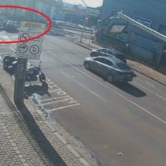 Vídeos mostram colisão entre Civic e viatura da PM no Centro de Cascavel