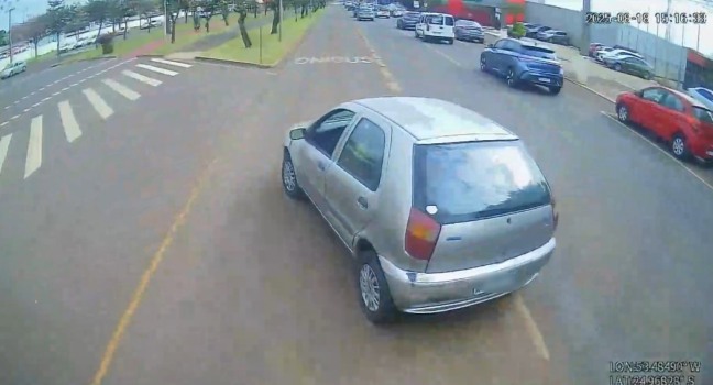 Câmera interna de ônibus mostra Palio fazendo conversando proibida e causando acidente na Av. Tancredo Neves