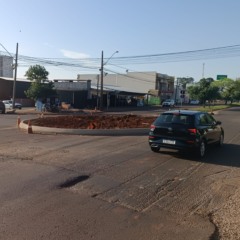 Via recebe pavimentação e grandes rotatórias são motivo de reclamação