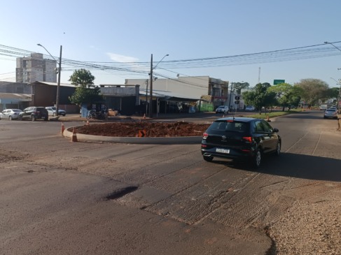 Via recebe pavimentação e grandes rotatórias são motivo de reclamação