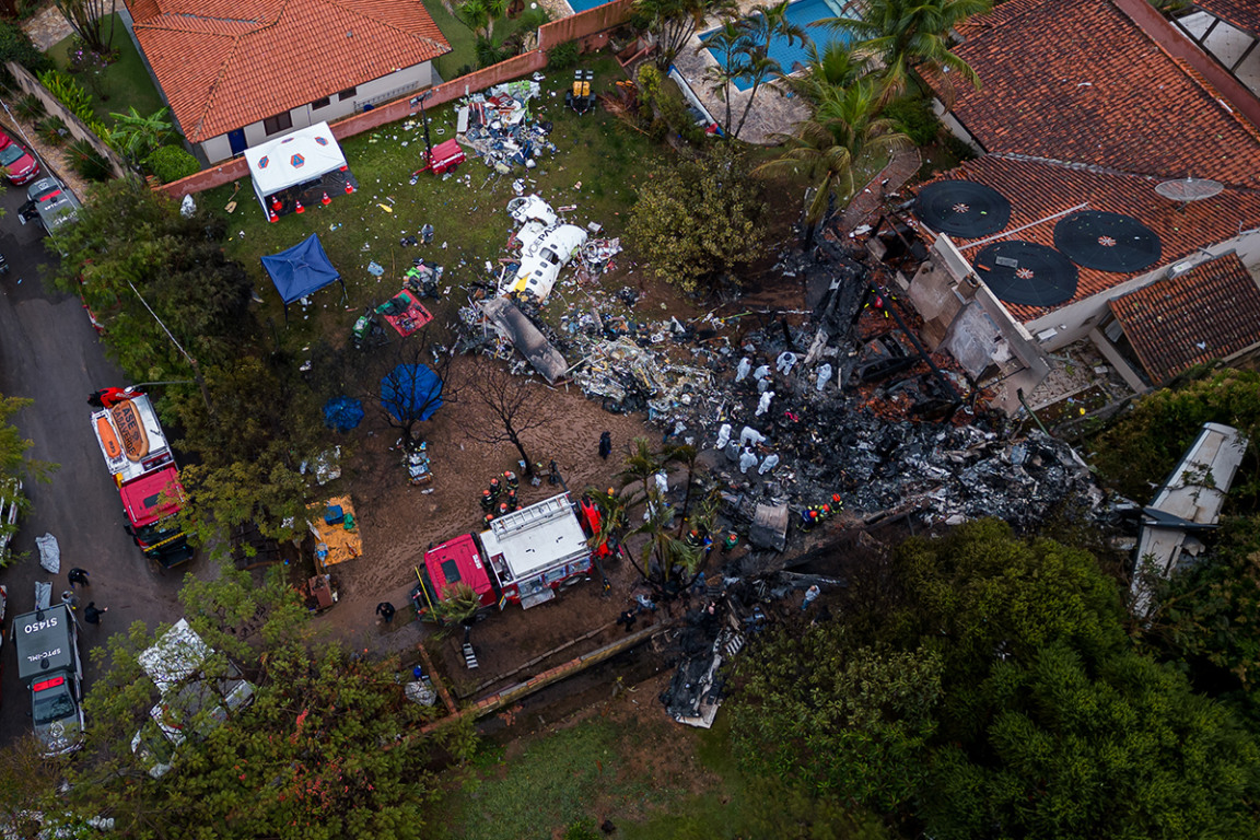 Reviva a tragédia do Voo 2283, onde a queda do ATR72-500 deixou 62 mortos e impactou famílias em Vinhedo - Foto: Reprodução/Alisson Sales/Getty Imagens 
