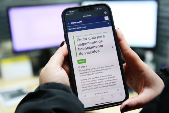 Saiba tudo sobre Carros e a importância do Certificado de Licenciamento Anual para a circulação legal no Paraná - Foto: Giuliano Gomes/Detran-PR