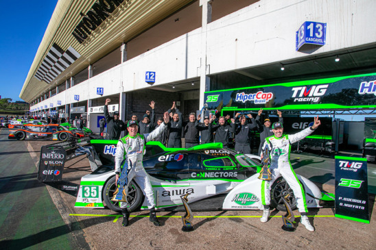 Pedro Queirolo e David Muffato conquistaram o segundo lugar em Cascavel, um prêmio a equipe pelo trabalho de recuperação do carro depois do acidente de sexta-feira - Foto: Vanderley Soares