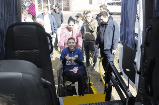 A entrega de uma van adaptada em Cascavel melhora a acessibilidade e qualidade das atividades para atletas com deficiência - foto: Secom