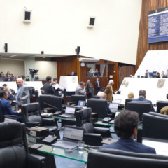 O texto foi votado na segunda das duas sessões plenárias ordinárias realizadas nesta terça-feira (19), um do dia e outra antecipada de quarta-feira (20).
Créditos: Orlando Kissner/Alep