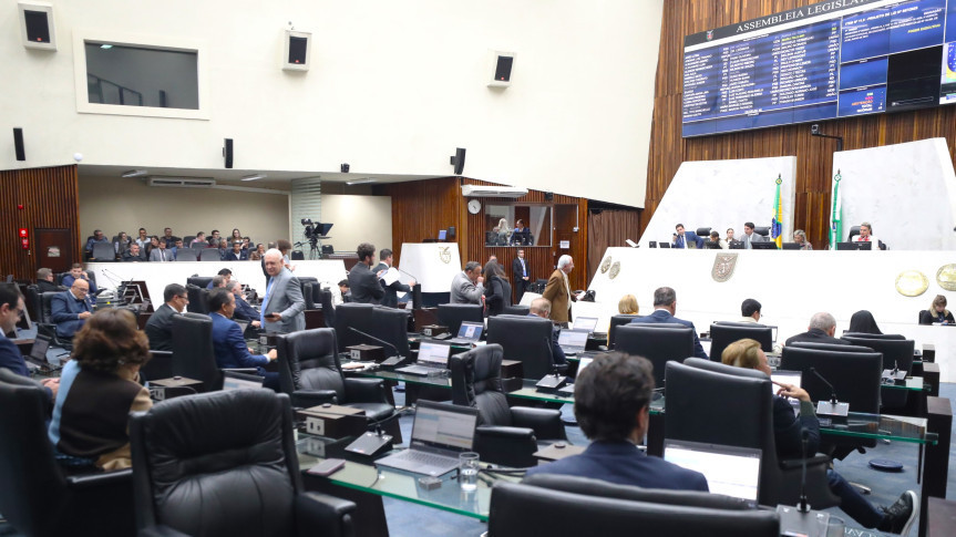 O texto foi votado na segunda das duas sessões plenárias ordinárias realizadas nesta terça-feira (19), um do dia e outra antecipada de quarta-feira (20).
Créditos: Orlando Kissner/Alep