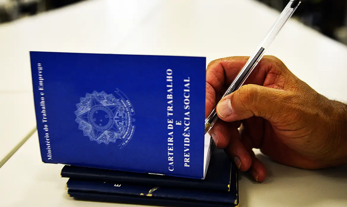 Brasil apresenta taxa de desemprego histórica de 5,6%. Descubra as implicações desse número no mercado de trabalho - Foto:  Marcello Casal Jr/Agência Brasil