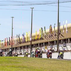 A categoria 1000GP foi encerrada na 10ª volta após metade do grid cair em poça de óleo na saída do curvão. Foto: Divulgação