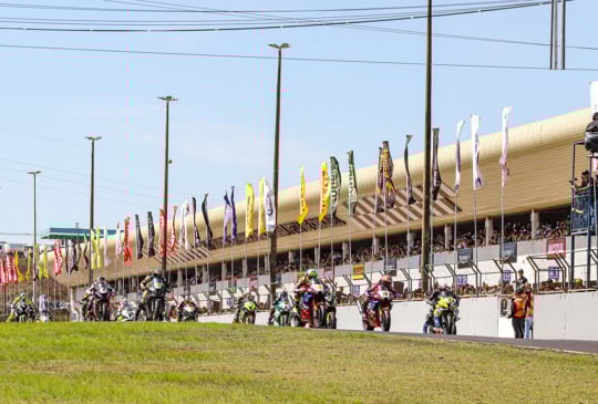 A categoria 1000GP foi encerrada na 10ª volta após metade do grid cair em poça de óleo na saída do curvão. Foto: Divulgação