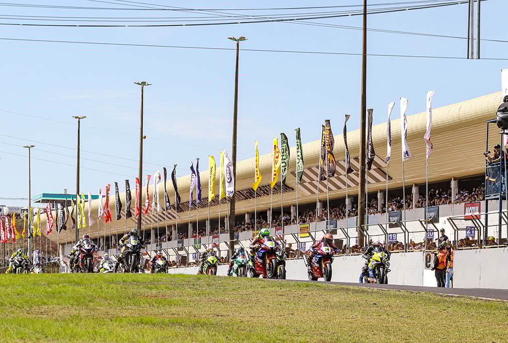 A categoria 1000GP foi encerrada na 10ª volta após metade do grid cair em poça de óleo na saída do curvão. Foto: Divulgação