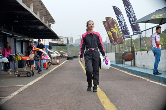 Ane Carolina Alencastre será a única mulher a disputar o Campeonato Paranaense de Kart neste ano. Crédito: Tiago Guedes/Divulgação