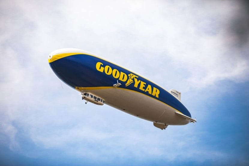 O clássico dirigível Wingfoot One apresenta uma nova imagem, inspirada no primeiro dirigível da marca em comemoração a seu centenário - Foto: Divulgação