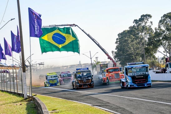 A Fórmula Truck, categoria mais popular do automobilismo brasileiro, faz festa para reinaugurar o autódromo de Santa Cruz do Sul (RS) - Foto: Tiago Soares
