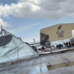 O vendaval de domingo destruiu as barracas usadas para ampliar os boxes no Autódromo Zilmar Beux, em Cascavel - Foto: Tiago Guedes