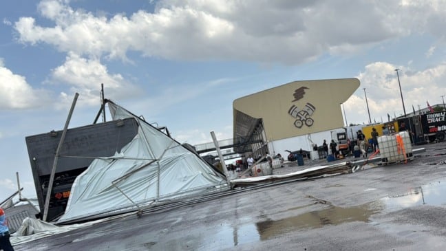O vendaval de domingo destruiu as barracas usadas para ampliar os boxes no Autódromo Zilmar Beux, em Cascavel - Foto: Tiago Guedes