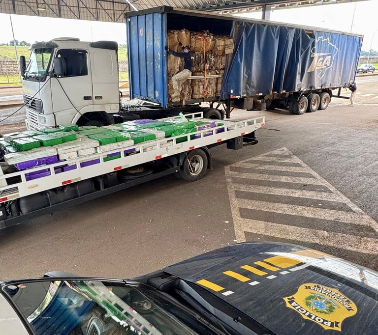 Dois homens foram presos pela Polícia Rodoviária Federal com quase três toneladas de maconha - Foto: PRF