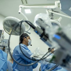 Saiba como Paraná se destacou na medicina mundial com uma cirurgia de hérnia inguinal realizada a mais de 13 mil quilômetros de distância - Foto: Divulgação Scolla