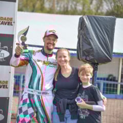 O preparador Eduardo Ferrari também é fera nas pistas, sendo campeão da categoria F-4 Super Sênior no Metropolitano de Kart de Cascavel e sétimo no Paranaense - Foto: Tiago Guedes