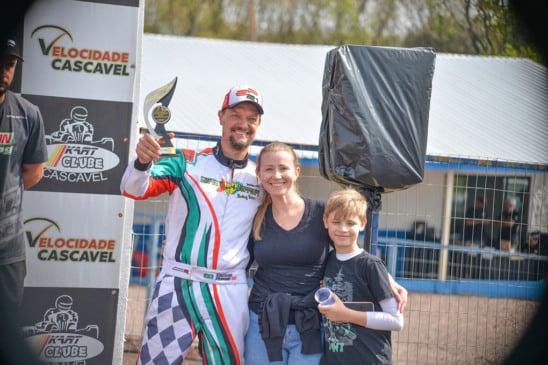 O preparador Eduardo Ferrari também é fera nas pistas, sendo campeão da categoria F-4 Super Sênior no Metropolitano de Kart de Cascavel e sétimo no Paranaense - Foto: Tiago Guedes