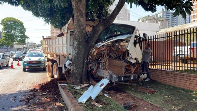 Um caminhão perdeu o controle e colidiu em Cascavel, causando lentidão no trânsito - Foto: Luiz Felipe Max