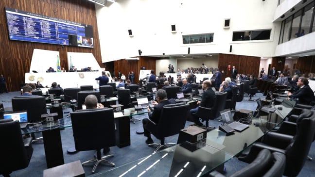 Explore os desdobramentos da PEC 3/2021 que afetam a atuação do Judiciário em relação aos parlamentares - Foto: Alep