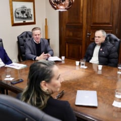 A implementação do voucher paranaense foi tema de reunião na Assembleia Legislativa, articulada pelo deputado Luis Corti com o presidente da Casa, Alexandre Curi, representantes de grandes empresas e associações do setor de papelarias e artigos escolares. Créditos: Divulgação/Assessoria Parlamentar