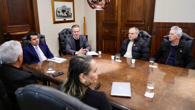 A implementação do voucher paranaense foi tema de reunião na Assembleia Legislativa, articulada pelo deputado Luis Corti com o presidente da Casa, Alexandre Curi, representantes de grandes empresas e associações do setor de papelarias e artigos escolares. Créditos: Divulgação/Assessoria Parlamentar