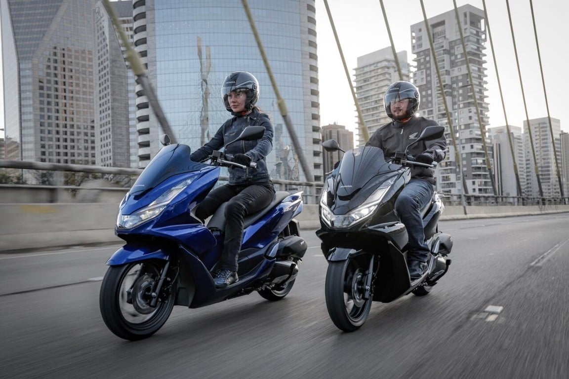 A scooter líder de seu segmento traz como grande novidade para versão 2026 o Preto Metálico na versão PCX 160 DLX e o Azul Perolizado na PCX 160 ABS - Foto: Divulgação
 