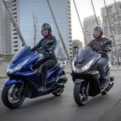 A scooter líder de seu segmento traz como grande novidade para versão 2026 o Preto Metálico na versão PCX 160 DLX e o Azul Perolizado na PCX 160 ABS - Foto: Divulgação
 