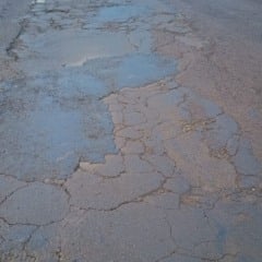 Cascavel enfrenta um desafio contínuo com buracos nas ruas - Foto: Paulo Alexandre/O Paraná