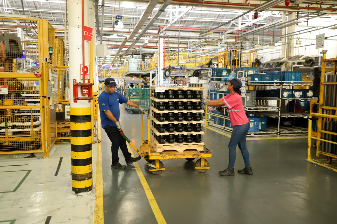 Explore as 26.295 vagas de trabalho disponíveis no Paraná, incluindo funções em alta demanda como alimentador e operador de caixa - Foto: Ari Dias/AEN