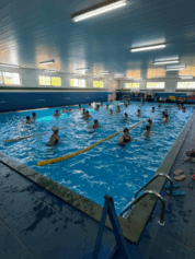 A Prefeitura de Cascavel oferece 285 vagas gratuitas para aulas de natação. Inscrições na piscina pública em 22 de setembro - Foto: Secom
