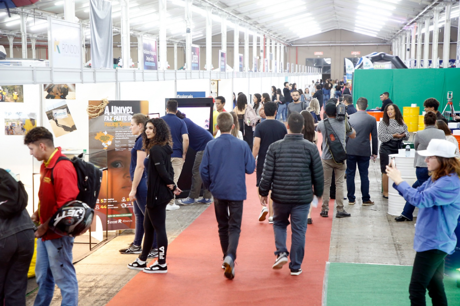 Participe da Feira das Profissões em Cascavel. Conheça mais de 30 entidades e descubra oportunidades de carreira gratuitas - Foto: Secom